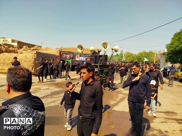مراسم دسته‌روی زنجیرزنی ظهر عاشورا در روستای فدافن کاشمر
