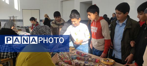 بازدید دانش‌آموزان دبیرستان فرزانگان از کتابخانه اندیشه شیروان