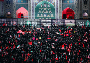 اقامه نماز بر پیکر مطهر رهبر شهید انقلاب در حرم مطهر رضوی-۲