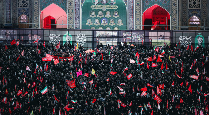 اقامه نماز بر پیکر مطهر رهبر شهید انقلاب در حرم مطهر رضوی-۲