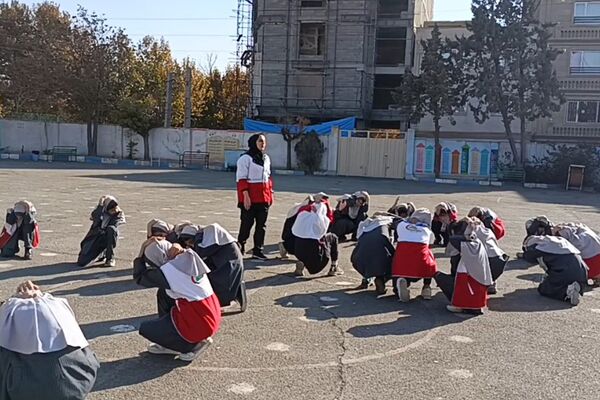 هلال‌احمر در بعثت ۲؛ تمرین ایمنی با دختران دبستانی