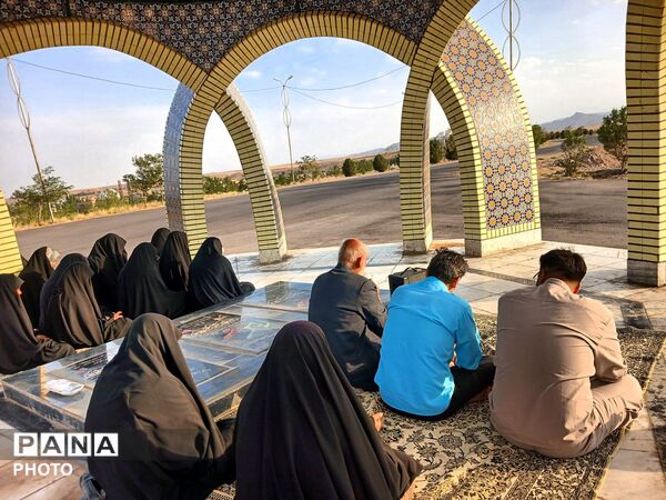 قرائت زیارت آل یاسین در جوار مزار شهدای گمنام