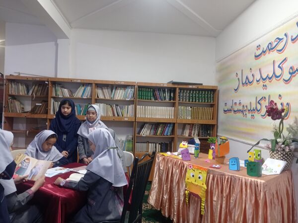 گرامیداشت هفته کتاب و کتابخوانی در مدرسه مهندس رحمانی فرد ناحیه یک مشهد 