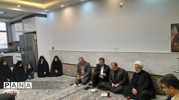 دیدار مسئولان آموزش و پرورش قم با خانواده شهید «حسین نجفی»