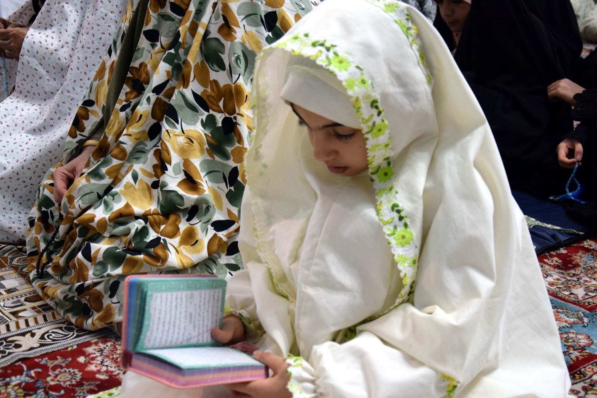 اعتکاف دانش‌آموزی در مسجد جامع امام حسین(ع) ناحیه یک کرج 