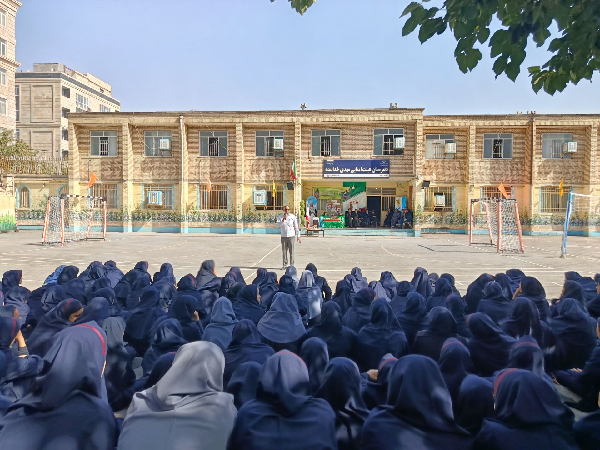 دانش‌آموزان مدرسه مهدی خدابنده با شهدا تجدید پیمان کردند