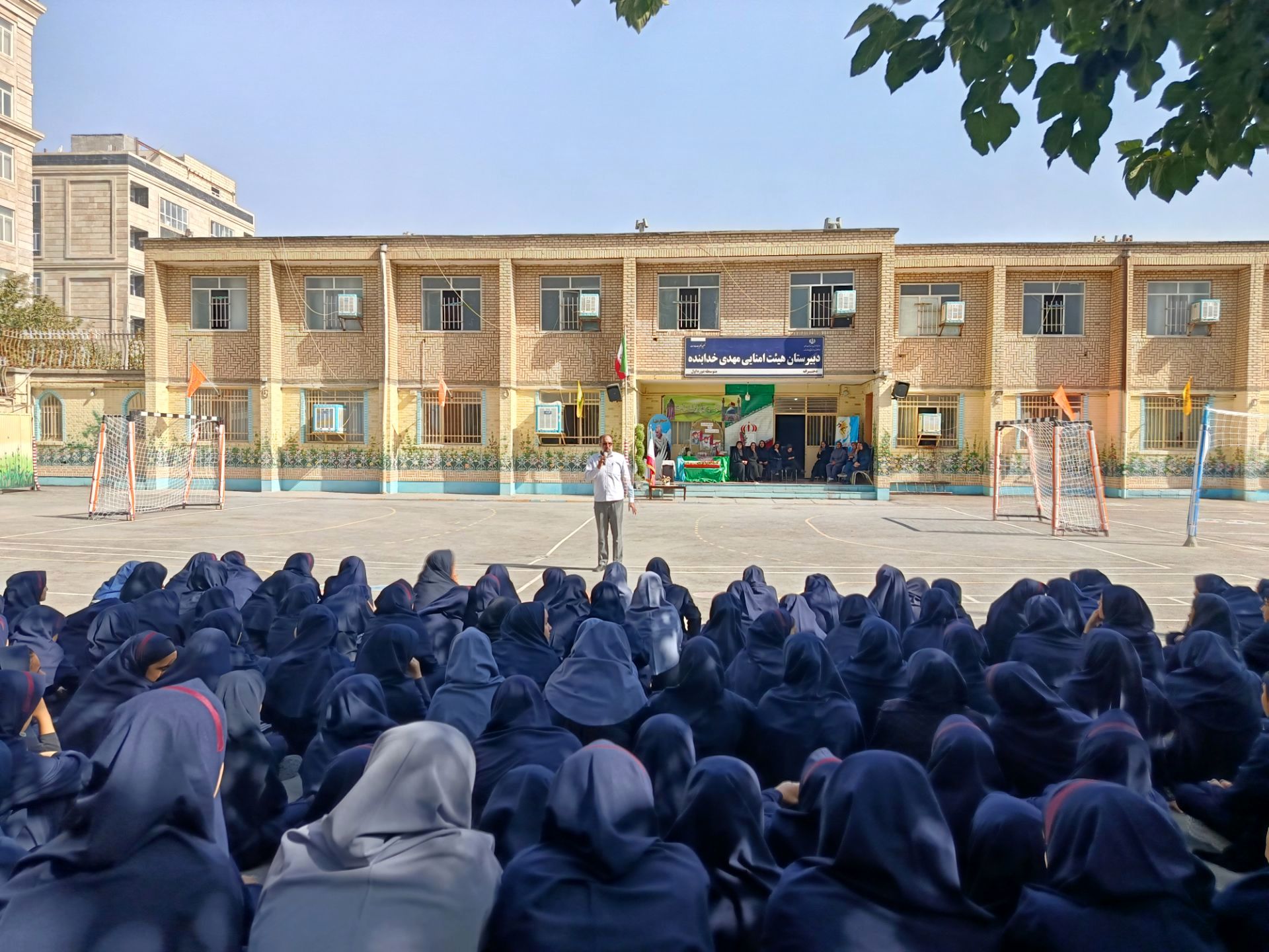 دانش‌آموزان مدرسه مهدی خدابنده با شهدا تجدید پیمان کردند