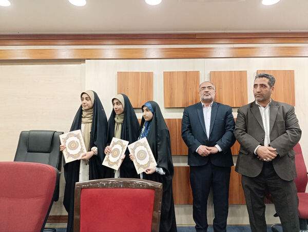 تقدیر از دانش‌آموزخبرنگاران برگزیده رویداد «فرزندان انقلاب» در قم