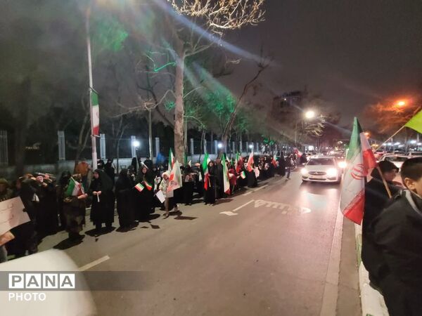 اجتماع دانش‌آموزان و فرهنگیان در هنرستان قندی