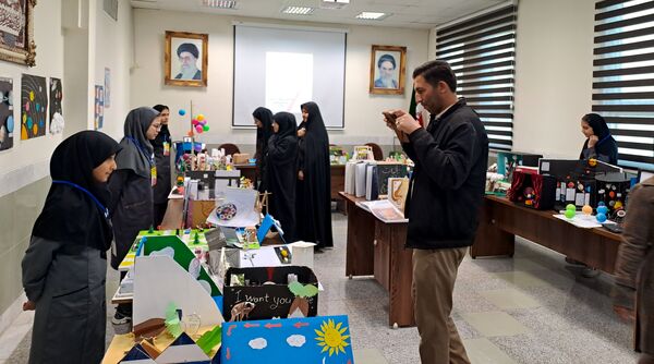 نمایشگاه دست‌سازه در دبیرستان ذبیح الله هوشیار