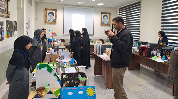 نمایشگاه دست‌سازه در دبیرستان ذبیح الله هوشیار