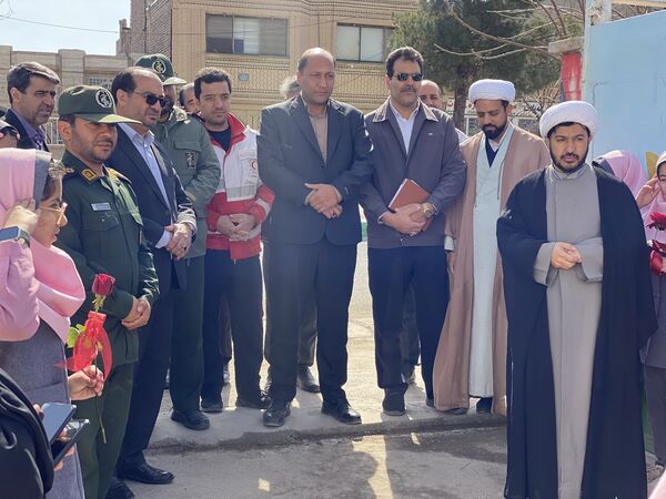 نواختن زنگ جشن نیکوکاری در دبستان زینب قهرمانی مه ولات