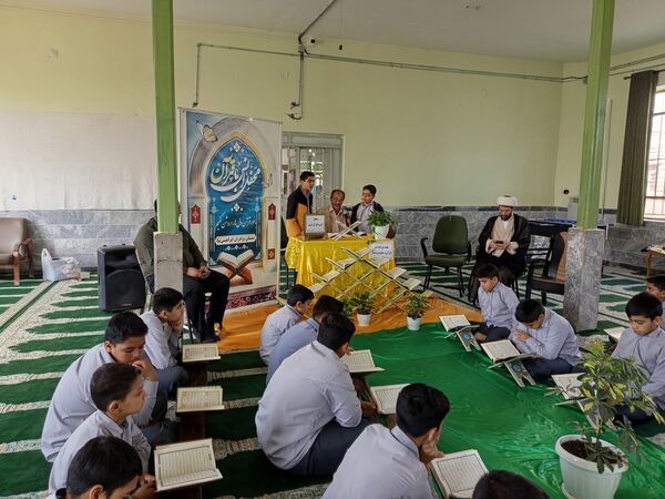 محفل انس با قرآن کریم در مدرسه برادران ابراهیمی‌نیا