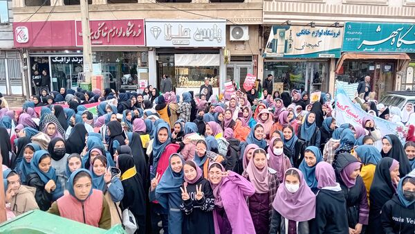 حماسه‌آفرینی دانش‌آموزان کمیجانی در راهپیمایی۱۳ آبان 