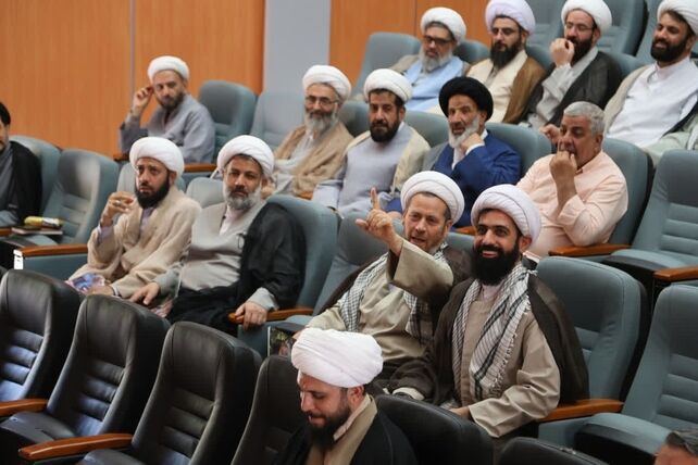 نشست مشترک ائمه جمعه همدان با مدیران صنعت آب و برق