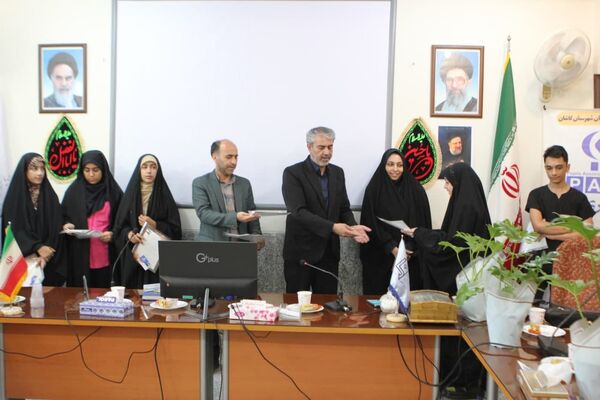 تجلیل از دانش‌آموز خبرنگاران پانا کاشان
