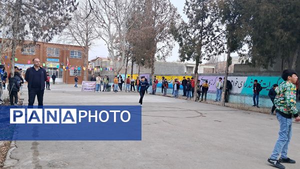 برگزاری مسابقه فوتبال گل کوچک درون مدرسه‌ای به‌مناسبت دهه فجر دبیرستان  پژوهش آشخانه 