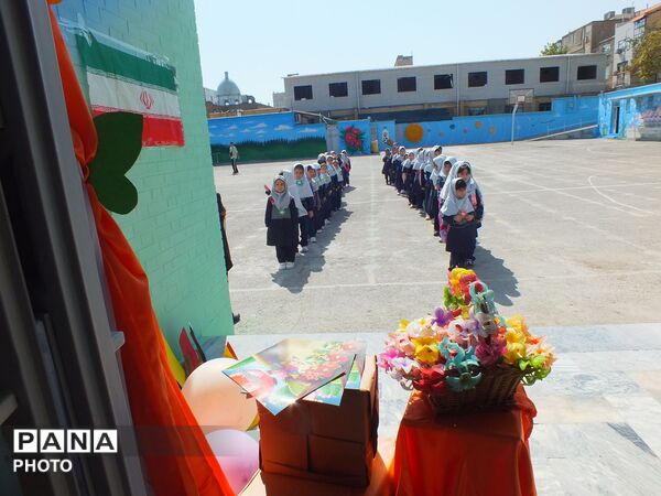 جشن شکوفه‌ها آغاز مسیری تازه برای اولی ها در دبستان مستانه رحمانی فرد