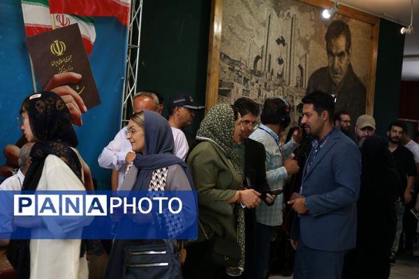 حماسه رأی اولی‌ها در کنار هنرمندان و اصحاب رسانه 