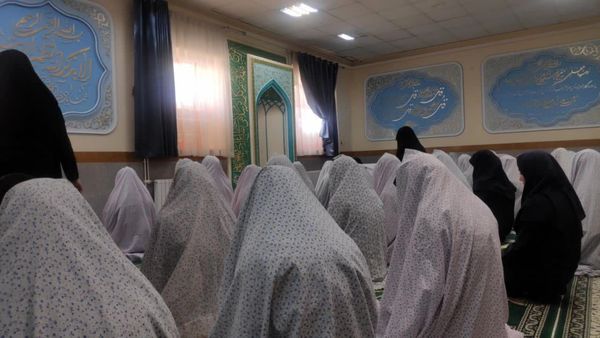 عطر بندگی در مدرسه اقامه نماز جماعت