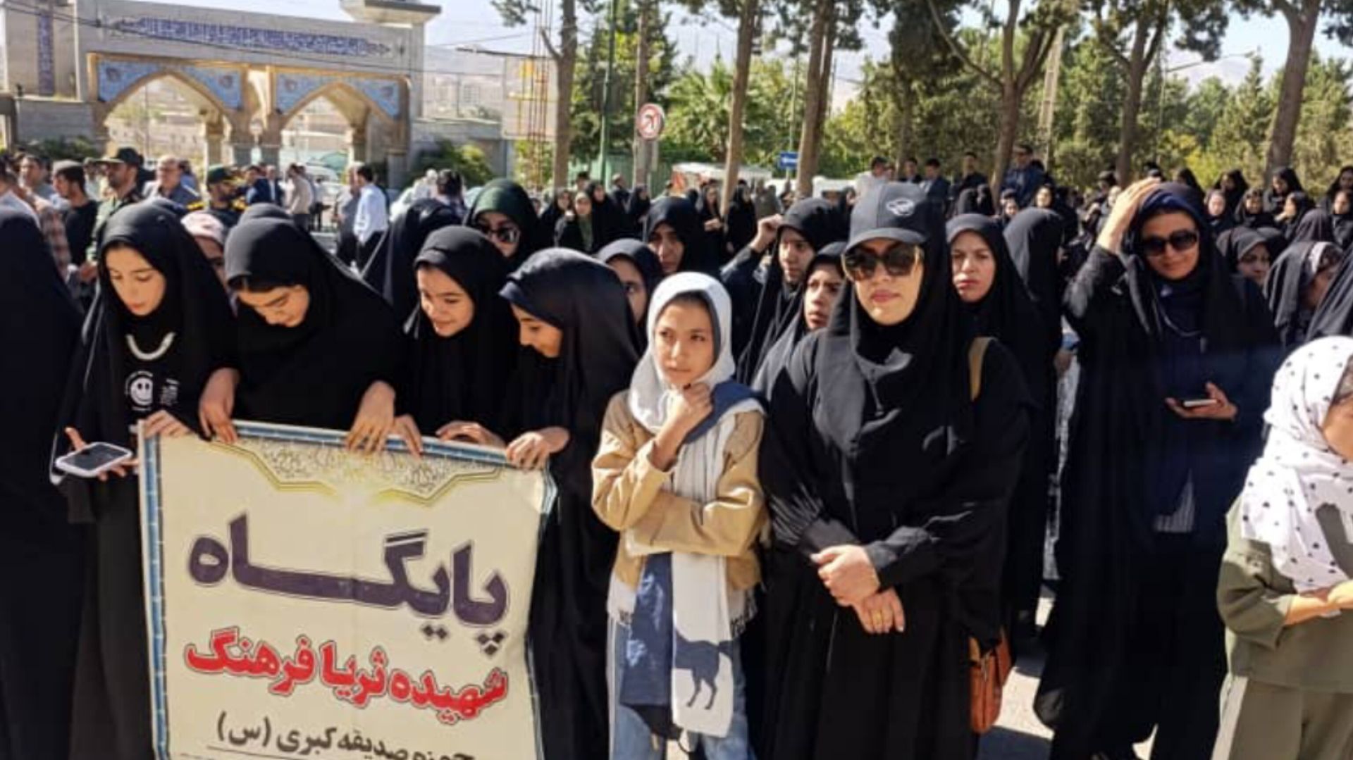 حضور پرشور دانش‌آموزان و معلمان خرم‌آبادی در مراسم تجدید میثاق با شهدا