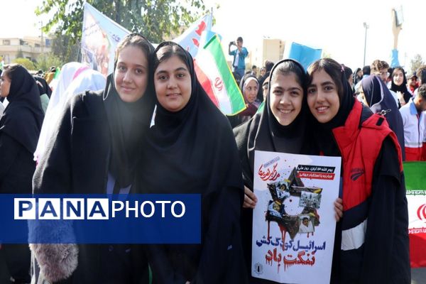 حضور پرشور دانش‌آموزان پاکدشتی در راهپیمایی روز ۱۳ آبان