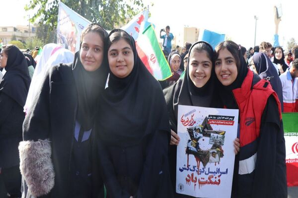 حضور پرشور دانش‌آموزان پاکدشتی در راهپیمایی روز ۱۳ آبان