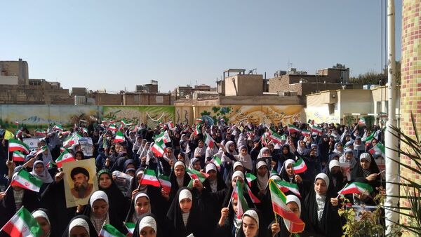 نواخته شدن زنگ نمادین  مشق همدلی در دبیرستان دخترانه بهارآزادی و پسرانه شاهد فاضل فلاورجان 