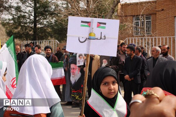راهپیمایی تا نماز جمعه با جلوه هایی از وحدت مردم شهرستان بام و صفی‌آباد در روز قدس