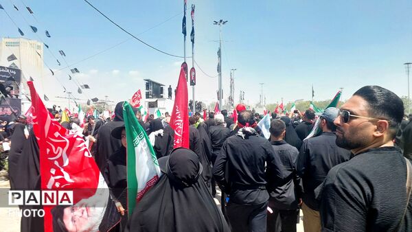 موج جمعیت در خیابان‌های تهران برای بدرقه رهبر شهید