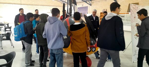 بازدید دانش‌آموزان دبیرستان شهید صدوقی از مرکز هوانوردی پردیس