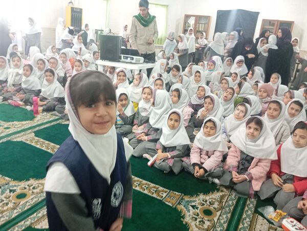 اکران انیمیشن یوز ایرانی در نماز خانه دبستان دخترانه نرجس یک و دو 