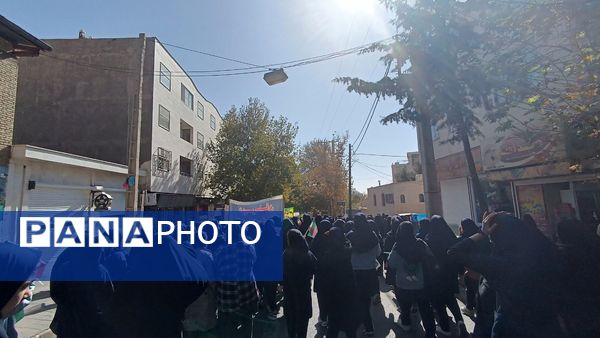 حضور پرشور دانش آموزان شهر محلات در راهپیمایی ۱۳ آبان در شهر محلات 