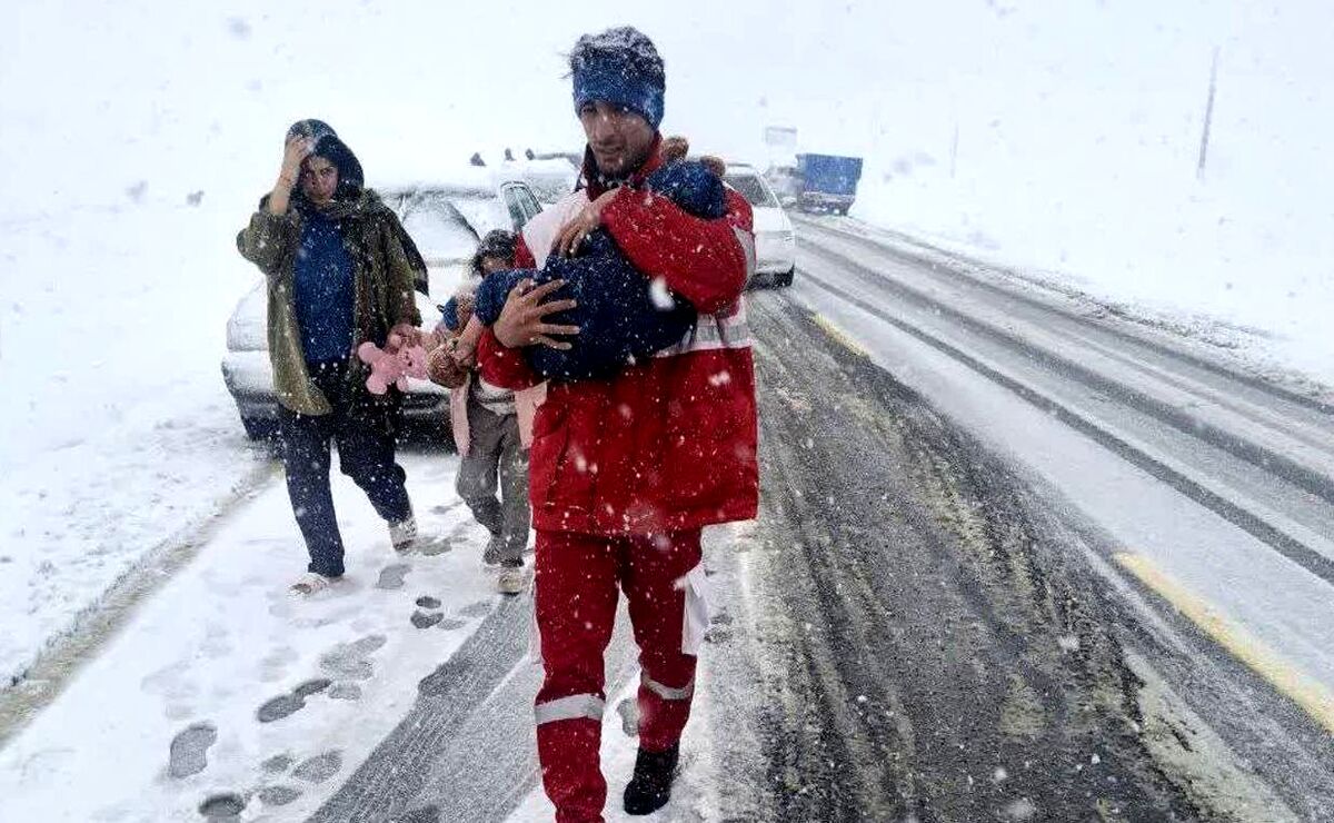 انتقال 7 نفر از گرفتارشدگان در حوادث جوی به مناطق امن