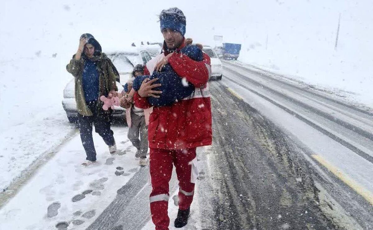 انتقال 7 نفر از گرفتارشدگان در حوادث جوی به مناطق امن