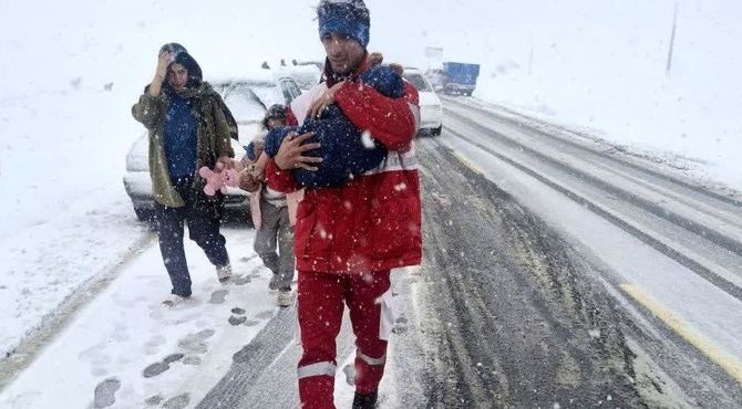 انتقال 7 نفر از گرفتارشدگان در حوادث جوی به مناطق امن