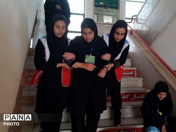 برگزاری بیست و هفتمین مانور سراسری زلزله و ایمنی در مدرسه فاطمه زهرا (س) دستگرد برخوار 