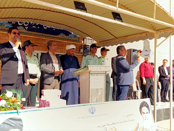 تقدیر مدیر دبیرستان رئیس زاده از پرسنل نیروی انتظامی خلیل آباد