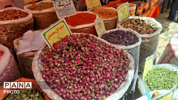 آخرین روزهای فصل گلاب‌گیری در کاشان؛ از دیگ‌های مسی تا شیشه‌های گلاب