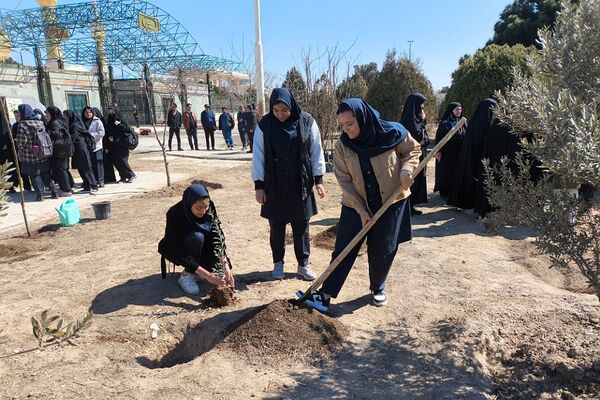 کاشت نهال توسط دانش‌آموزان دبیرستان سعادت کهریزک در محوطه حرم امام خمینی (ره)