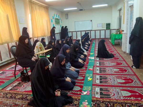 نماز جماعت رنگین در مدرسه‌ مدرس تبریز