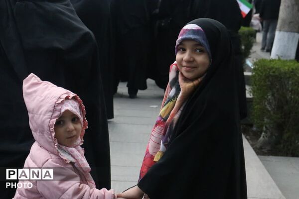  حلما با عروسک‌ها سوگ خانواده شهیدش را در آغوش کشید