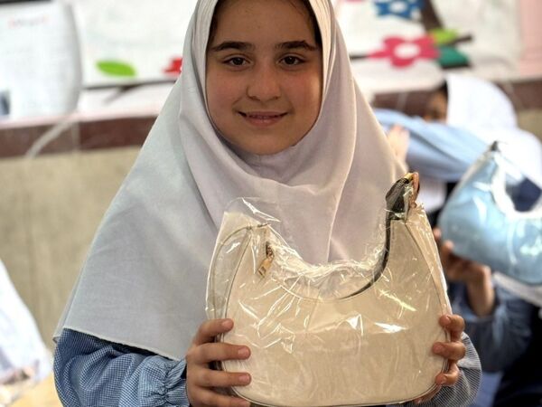 شکوفه های لبخند در آموزشگاه شاهد فرهنگ پیشوا؛ جشن روز دختر با رنگ شادی و هدیه