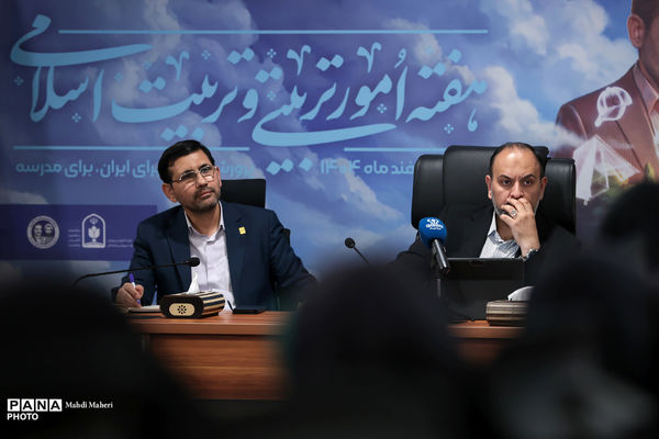 نشست صمیمی معاون پرورشی و فرهنگی وزیر آموزش و پرورش با دانشجویان رشته امورتربیتی و مسئولان تشکل‌های دانشجویی دانشگاه فرهنگیان