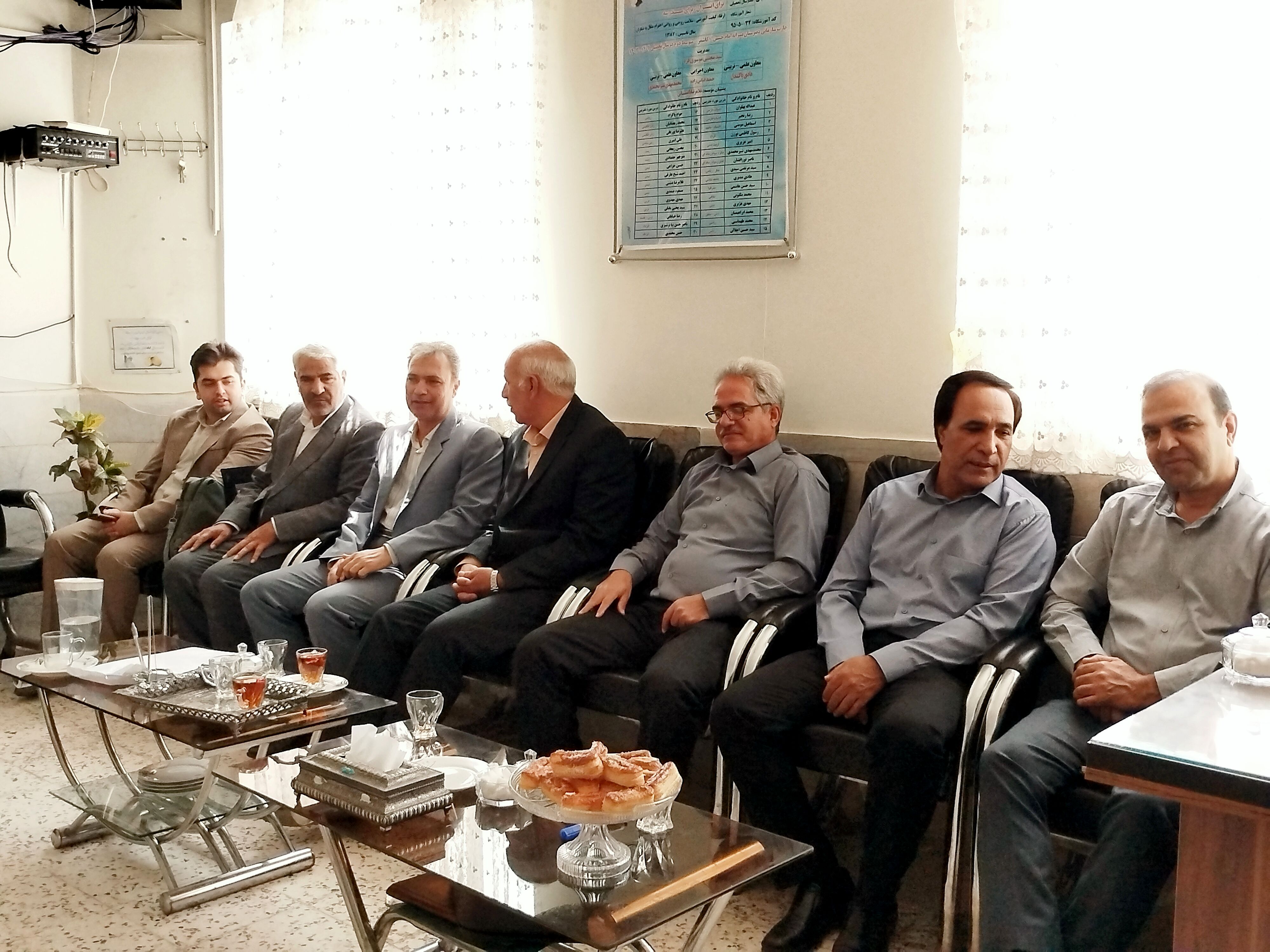 دیدار معاون پرورشی آموزش و پرورش کاشمر با کادر دبیرستان امام حسین (ع)