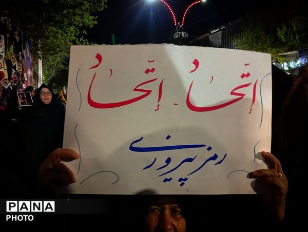 حضور پررنگ مردم در اجتماعات با تصاویر رهبری