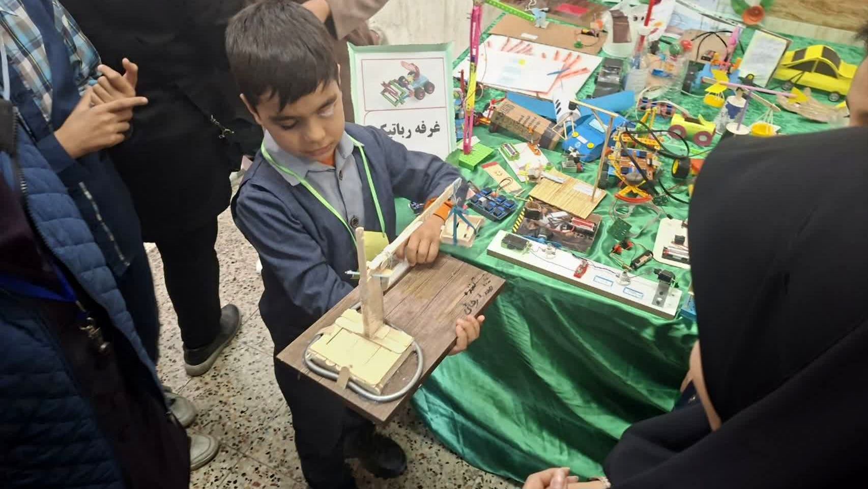 آیین نواختن زنگ پژوهش در دبستان پسرانه صدف ناحیه ۶