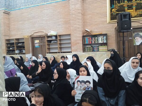 مراسم گرامیداشت رهبر شهید در مسجد جامع سنندج