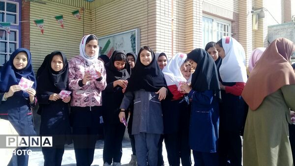 جشن و اهدا جوایز به دانش اموزان نمونه در مدرسه تکتم