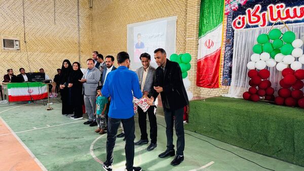 جشن ستارگان سندرک با تجلیل از دانش‌آموزان برتر دبیرستان‌های امیرکبیر و کوثر